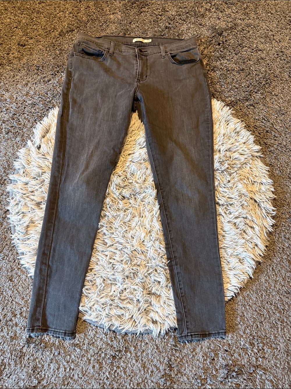 Levi’s Skinny Jeans in Charcoal Gray Size 32
